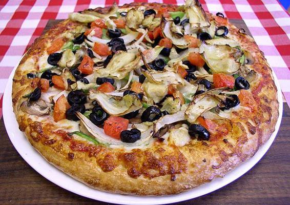 Kotitekoinen pizza täyttö: reseptit valokuvilla