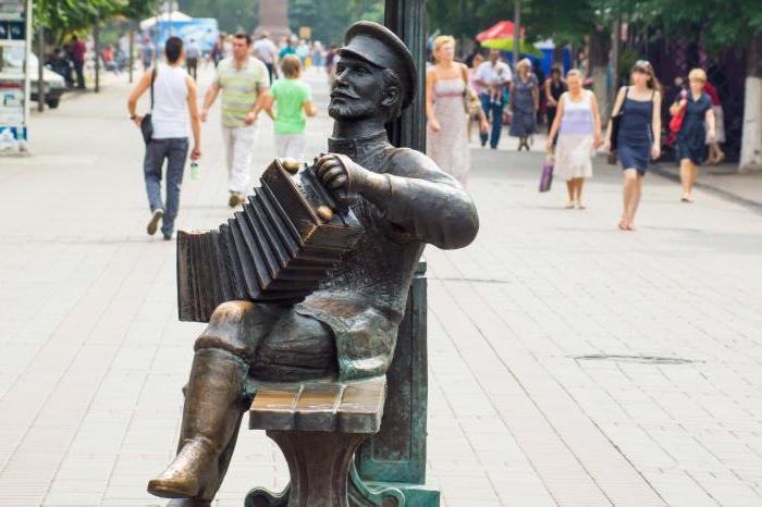 Saratovin harmonikan muistomerkki: siinä toivossa, että ainutlaatuinen instrumentti herätetään