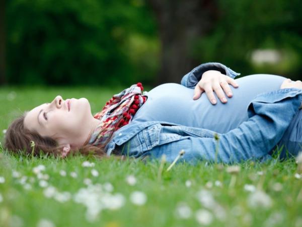 Sikiönmunien erottaminen raskauden alkuvaiheessa: syyt, oireet ja seuraukset